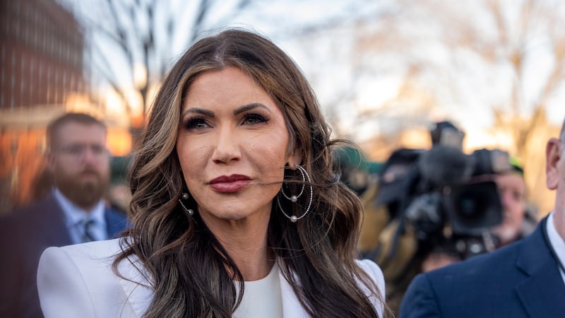 La secretaria de Seguridad Nacional, Kristi Noem, habla con reporteros en la Casa Blanca, el...