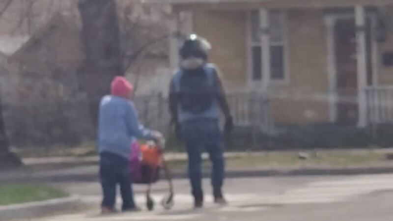 Deed Rider CAUGHT ON CAMERA: A good deed! Rider gets off motorcycle to help ...