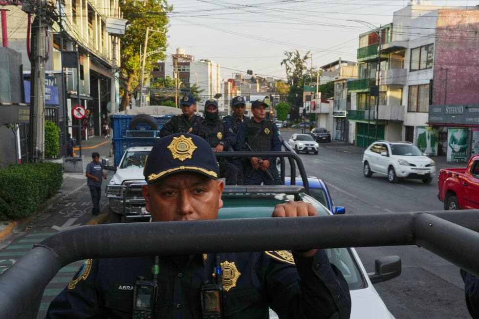 Policías de Ciudad de México patrullan un vecindario el miércoles 2 de abril de 2025, en...